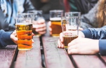 Giảm tác hại của rượu, bia bằng việc cấm bán qua internet?