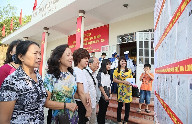 Cử tri Khu 4, phường Bãi Cháy, thành phố Hạ Long, tỉnh Quảng Ninh nghiên cứu tiểu sử các ứng viên đại biểu Quốc hội và HĐND các cấp