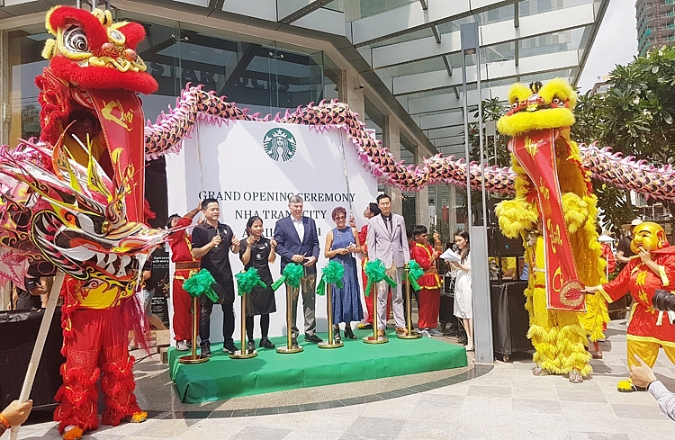 Lãnh đạo Công ty Starbucks Coffee Việt Nam và các thành viên chủ chốt tại Nha Trang cắt băng khai trương cửa hàng Starbucks Vinpearl Beachfront Nha Trang