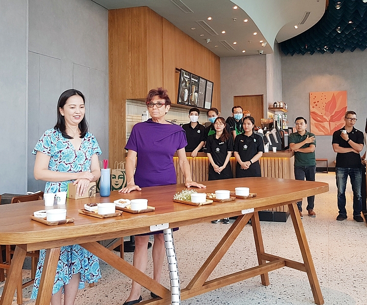 bà Patricia Marques- Tổng Giám đốc Sarbucks Việt Nam đã chia sẻ thông tin, giao lưu cùng báo chí tại cửa hàng Starbucks Nha Trang Center