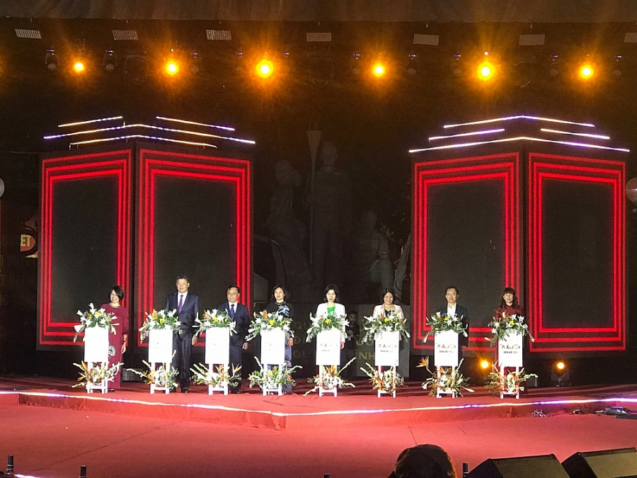 Đại diện Lãnh đạo UBND TP Hà Nội ấn nút khai mạc lễ hội quà tăng du lịch Hà Nội 2022