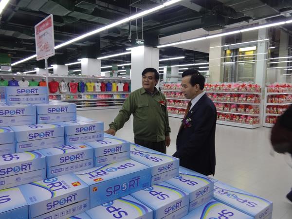 Ông Nguyễn Hữu Đường với các sản phẩm của V-Cola tại Trung tâm Thương mại V+