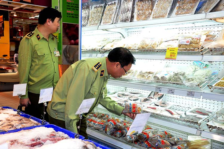 Quản lý thị trường Quảng Ninh: Mạnh tay dẹp thực phẩm bẩn