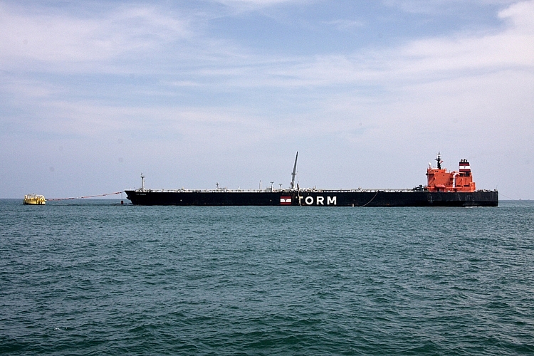 Ngày ngày 3/12/2008, tàu chở lô dầu thô đầu tiên Torm Gudrun cập cảng SPM và bắt đầu bơm dầu vào các bể chứa của NMLD Dung Quất.