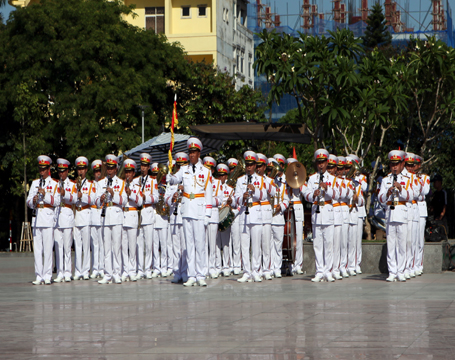 Đội quân nhạc tại lễ dâng hoa ở Tượng đài Tổng Bí thư Nguyễn Văn Linh