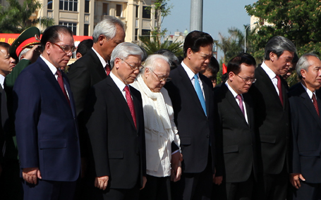 Lãnh đạo Đảng, Nhà nước cùng các đoàn thể dành phút tưởng niệm Tổng Bí thư Nguyễn Văn Linh