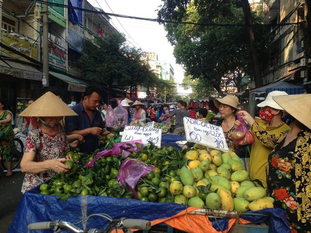 Dân Sài Gòn được mùa trái cây ngon bổ rẻ   - Ảnh 4.