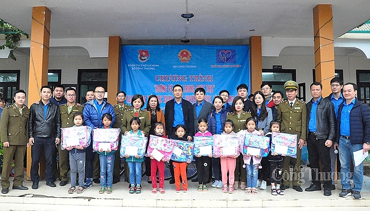 Đoàn Thanh niên Bộ Công Thương trao quà tặng cho các em học sinh tại Trường tiểu học Xuân Thuỷ