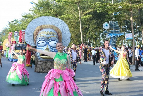 Tập đoàn Sun Group mang “đại tiệc sắc màu” Lễ hội Carnival Sầm Sơn 2022