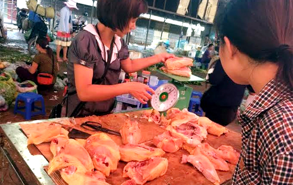 Thịt gà giá siêurẻ 25.000 đồng được bày bán la liệt tại chợ