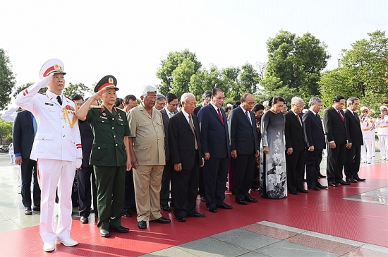 Lãnh đạo Đảng, Nhà nước viếng Chủ tịch Hồ Chí Minh, tưởng niệm các anh hùng liệt sĩ