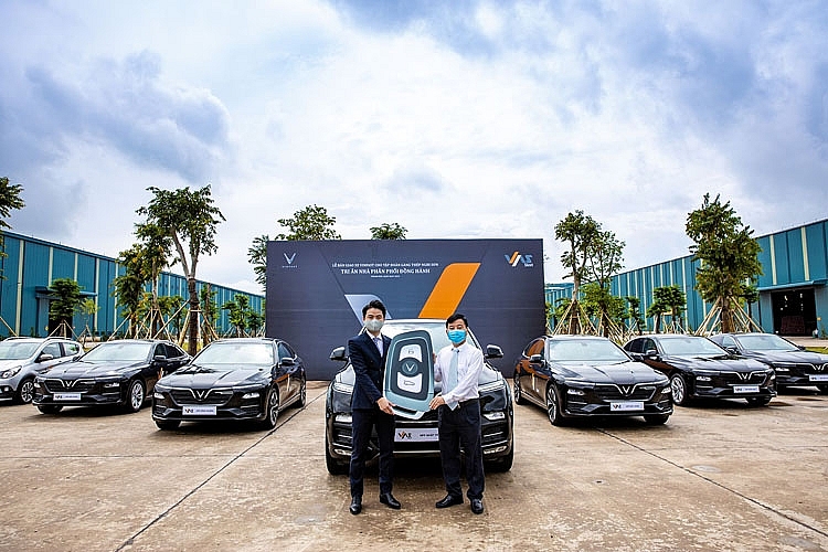 VinFast bàn giao 18 xe Lux cho Công ty Gang thép VAS Nghi Sơn