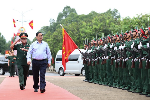 Thủ tướng thăm lực lượng vũ trang tỉnh Đắk Lắk, yêu cầu luôn sẵn sàng chiến đấu ở mức cao nhất - Ảnh 5.