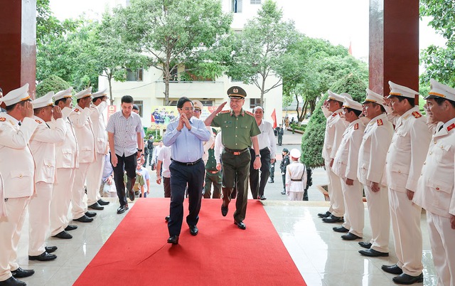 Thủ tướng thăm lực lượng vũ trang tỉnh Đắk Lắk, yêu cầu luôn sẵn sàng chiến đấu ở mức cao nhất - Ảnh 8.