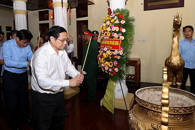 Thủ tướng Phạm Minh Chính dâng hương Đền thờ Bác Hồ tại Hậu Giang