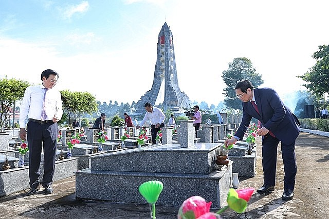 Thủ tướng Phạm Minh Chính dâng hương tưởng niệm các anh hùng, liệt sĩ