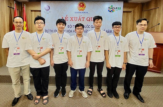 Đội tuyển quốc gia Việt Nam gồm 5 học sinh dự thi và có tỷ lệ 100% đoạt Huy chương