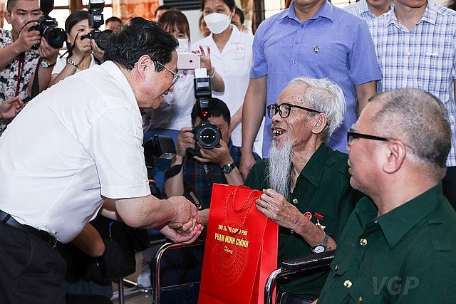 Thủ tướng thăm, tặng quà tại Trung tâm điều dưỡng thương binh Kim Bảng, Hà Nam