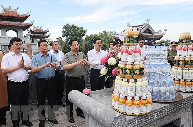 Thủ tướng Phạm Minh Chính và đoàn công tác dâng hương, hoa tại Đền Chung Sơn trong Khu di tích Kim Liên ở Nghệ An