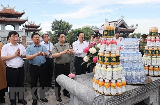 Thủ tướng Phạm Minh Chính tưởng niệm Chủ tịch Hồ Chí Minh và các liệt sỹ ở Nghệ An