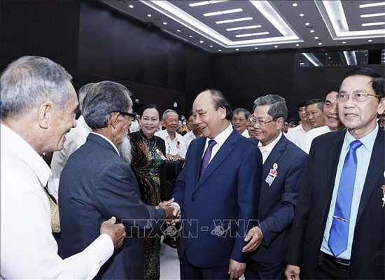 Chủ tịch nước Nguyễn Xuân Phúc trao danh hiệu Anh hùng Lực lượng vũ trang nhân dân cho Ban Dân y Khu 5