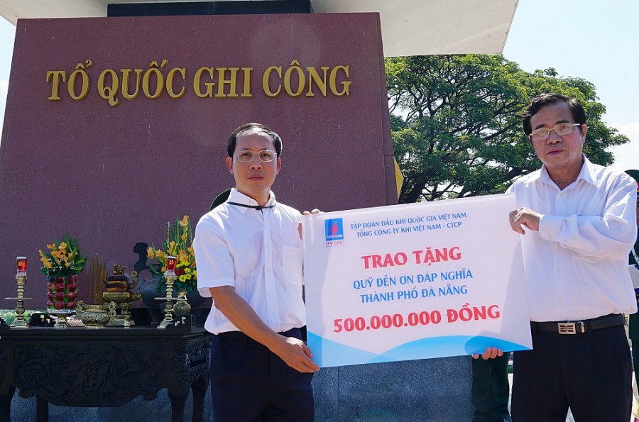 Đồng chí Phạm Đăng Nam, Phó Tổng giám đốc PV GAS trao biểu trưng ủng hộ 500 triệu đồng cho Quỹ Đền ơn đáp nghĩa Tp. Đà Nẵng