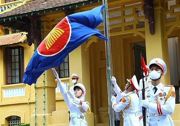 Lực lượng tiêu binh thực hiện nghi thức thượng cờ ASEAN