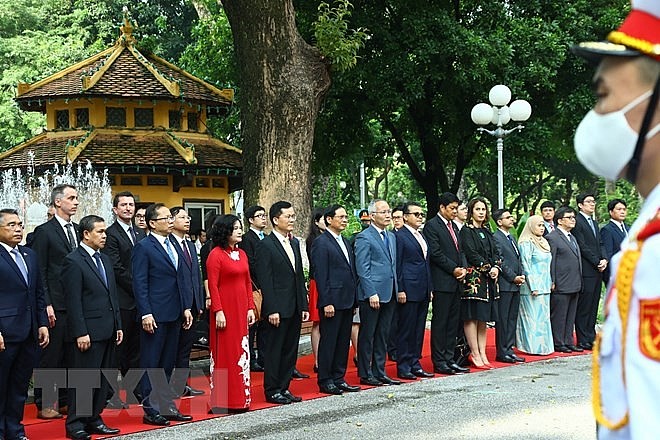 Đại diện các nước thành viên ASEAN cùng các đại biểu dự Lễ Thượng cờ
