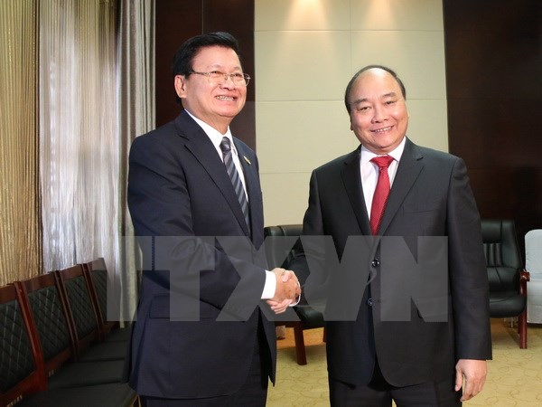 Thủ tướng Nguyễn Xuân Phúc gặp Thủ tướng Lào Sisoulith