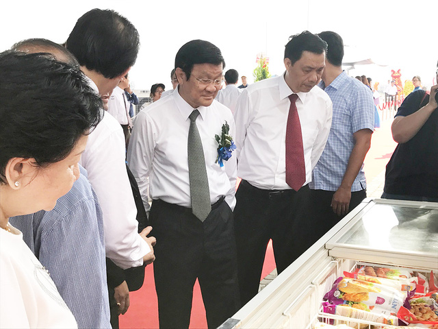 Nguyên Chủ tịch nước Trương Tấn Sang đi thăm các mặt hàng gà xuất khẩu đợt này