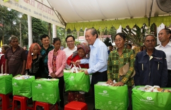 Phó Thủ tướng về nguồn và trao quà cho người nghèo và các gia đình chính sách