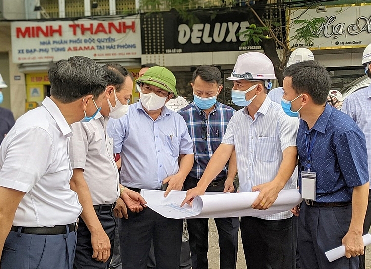 Phó Chủ tịch UBND TP.Hải Phòng Nguyễn Đức Thọ kiểm tra thực địa tại dự án đường Đông Khê 2, giai đoạn 1.