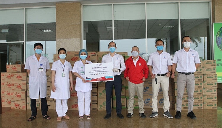 Đại diện Unilever Việt Nam trao tặng quà cho các bệnh viện và cơ sở y tế trong chương trình “Vững vàng Việt Nam” năm 2020