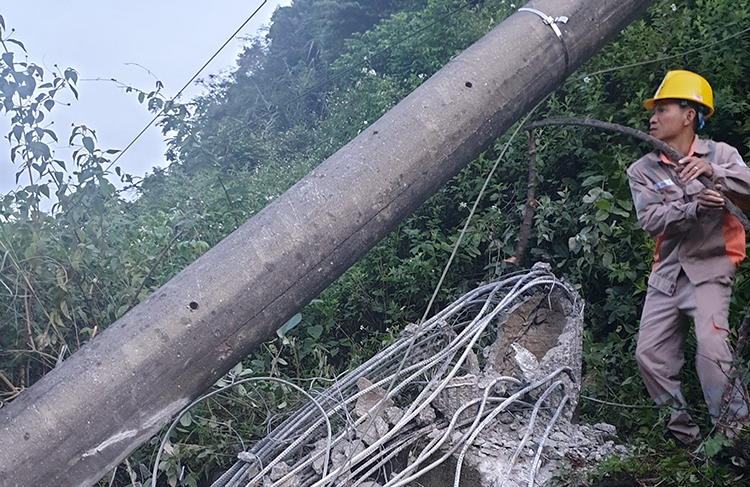 Điện lực Sơn La khắc phục sự cố gãy cột đường dây 110kV do dư chấn động đất