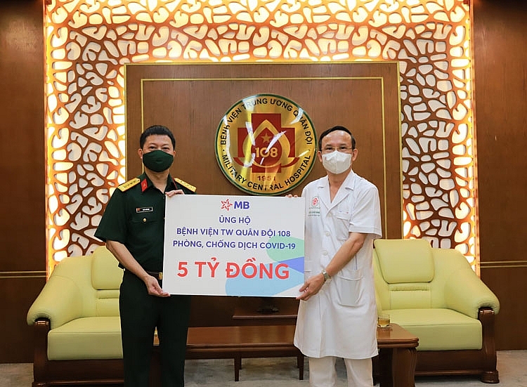 Đại tá Trần Minh Đạt, Phó tổng giám đốc MB (bên trái) đại diện trao tặng 5 tỷ đồng đến  Bệnh viện TW Quân đội 108