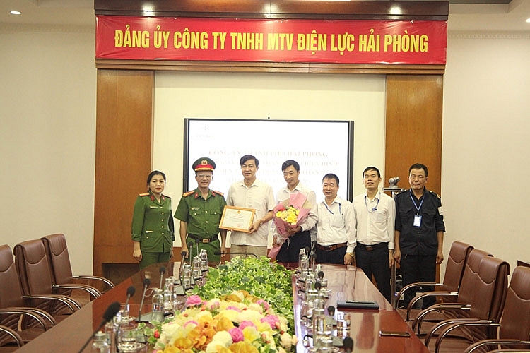 Lãnh đạo phòng Cảnh sát PCCC&CNCH Công an thành phố Hải Phòng trao giấy chứng nhận cho Công ty Điện lực Hải Phòng