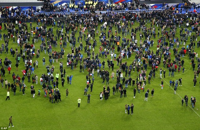   Mọi người đổ xuống sân vận động Stade de France sau khi 2 vụ nổ được nghe thấy trong khi trận đấu giữa Pháp và Đức đang diễn ra.  