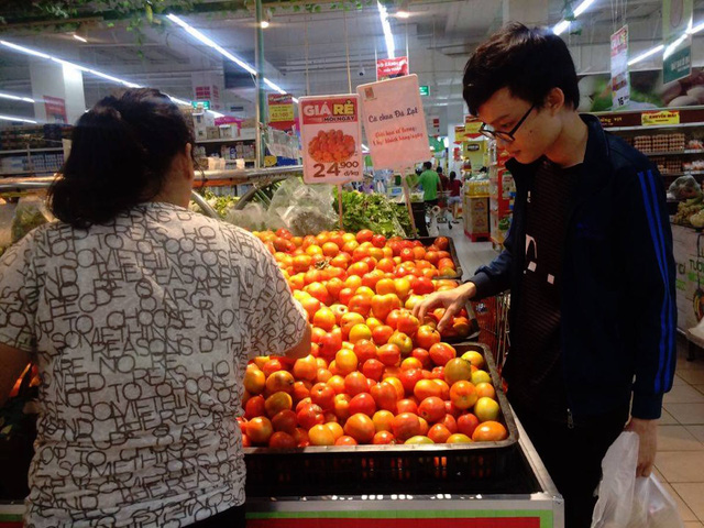 Ảnh chụp vào chiều 17/11 tại siêu thị BigC Bình Dương, mỗi khách hàng chỉ được mua 1kg cà chua