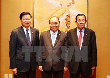 Thủ tướng làm việc với Thủ tướng Lào và Campuchia bên lề ASEAN 31