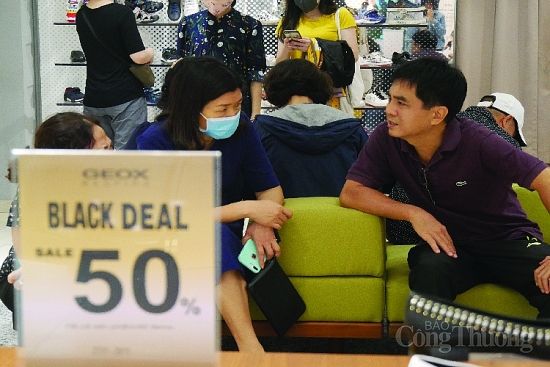 Black Friday: Người Hà Nội háo hức mua sắm trong đợt giảm giá lớn nhất năm