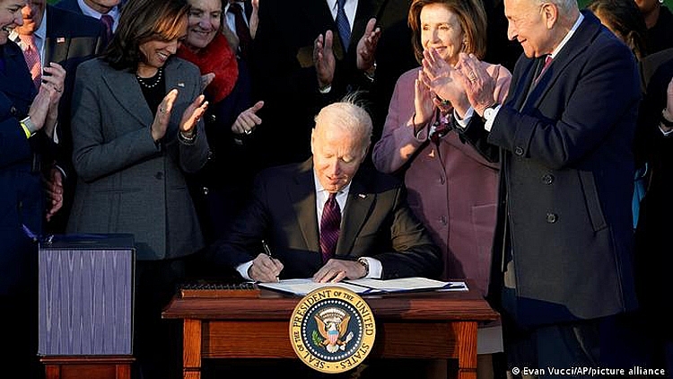 Tổng thống Biden ký dự luật cơ sở hạ tầng hơn 1 nghìn tỷ USD
