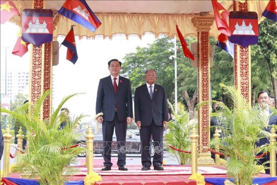 Lễ đón Chủ tịch Quốc hội Vương Đình Huệ thăm chính thức Vương quốc Campuchia