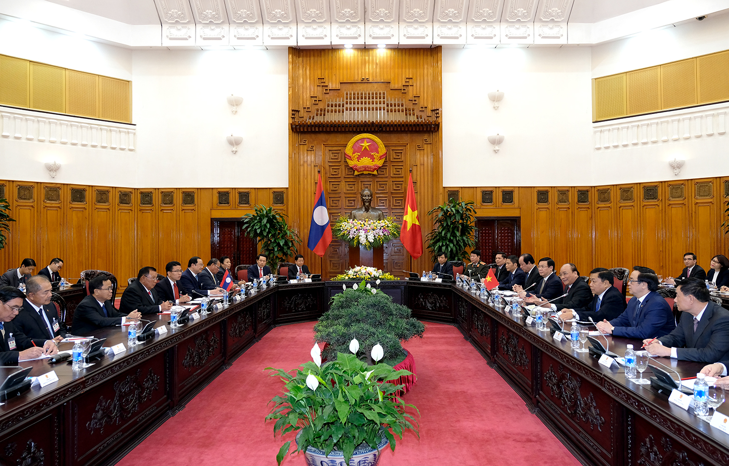 Thủ tướng Nguyễn Xuân Phúc hội kiến Tổng Bí thư, Chủ tịch nước Lào