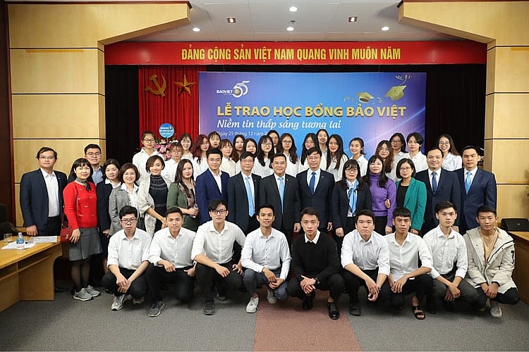 Ảnh 1 Học bổng Bảo Việt - Niềm tin thắp sáng tương lai được trao cho sinh viên ĐHKTQD năm thứ 6 liên tiếp