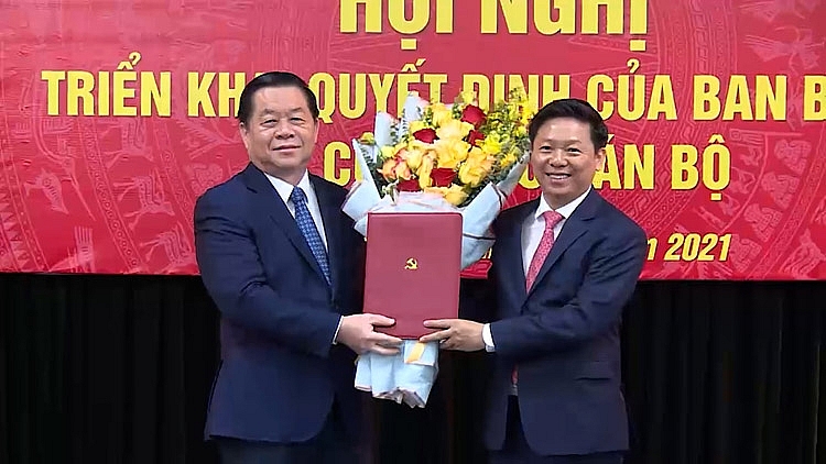 Trưởng ban Tuyên giáo Trung ương Nguyễn Trọng Nghĩa trao Quyết định cho ông Trần Thanh Lâm