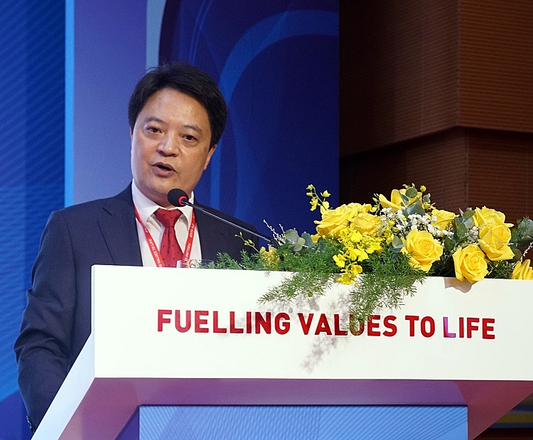đồng chí Hoàng Văn Quang - Tổng Giám đốc PV GAS báo cáo tình hình hoạt động SXKD năm 2021 và phương hướng 2022