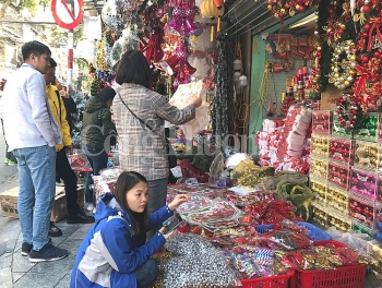 Thị trường đồ trang trí Giáng Sinh: Hàng Việt "lên ngôi"