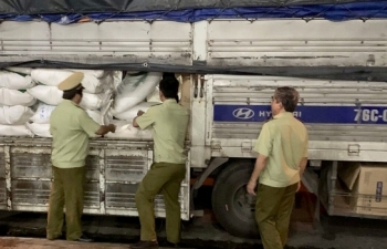 Quảng Ngãi: Tạm giữ 3 tấn đường cát nghi nhập lậu