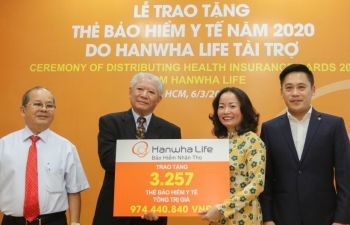 Hanwha Life Việt Nam tặng thẻ bảo hiểm y tế trị giá 974 triệu đồng cho người nghèo