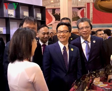 Phó Thủ tướng Vũ Đức Đam dự Khai mạc hai hội chợ lớn tại Trung Quốc